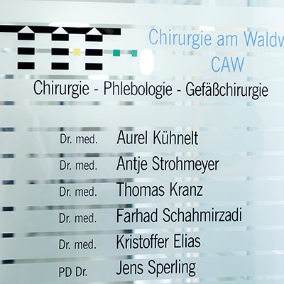 Bild von Glastüre mit Arztnamen